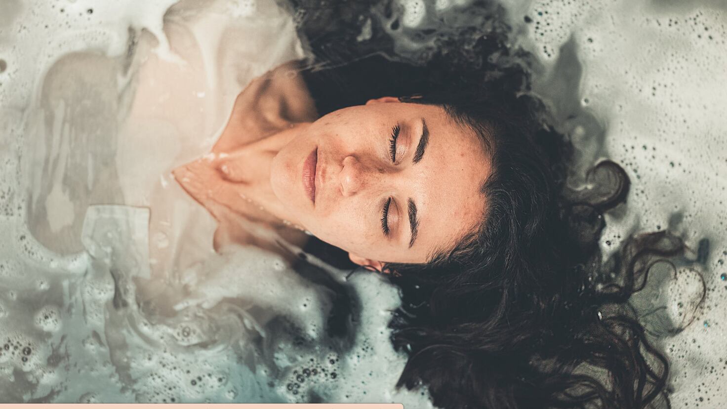 Durante a menopausa, sua pele pode ficar mais seca, mais sensível e mais fina.