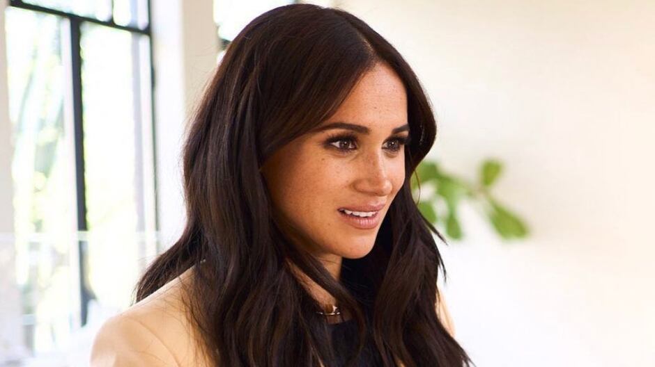 O autor disse ainda que a recusa de Meghan em dar ouvidos aos conselhos deixou os dois, a Rainha e Charles, visivelmente chateados com a duquesa de Sussex.
