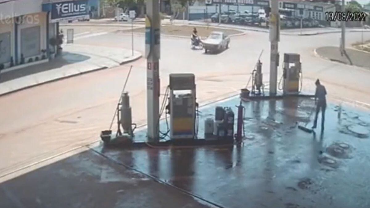 Motociclista cai sentado em caçamba de picape e viraliza