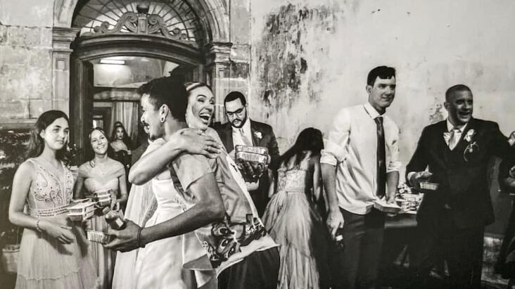 Noivos viralizam ao doar bolo de casamento para pessoas em situação de rua