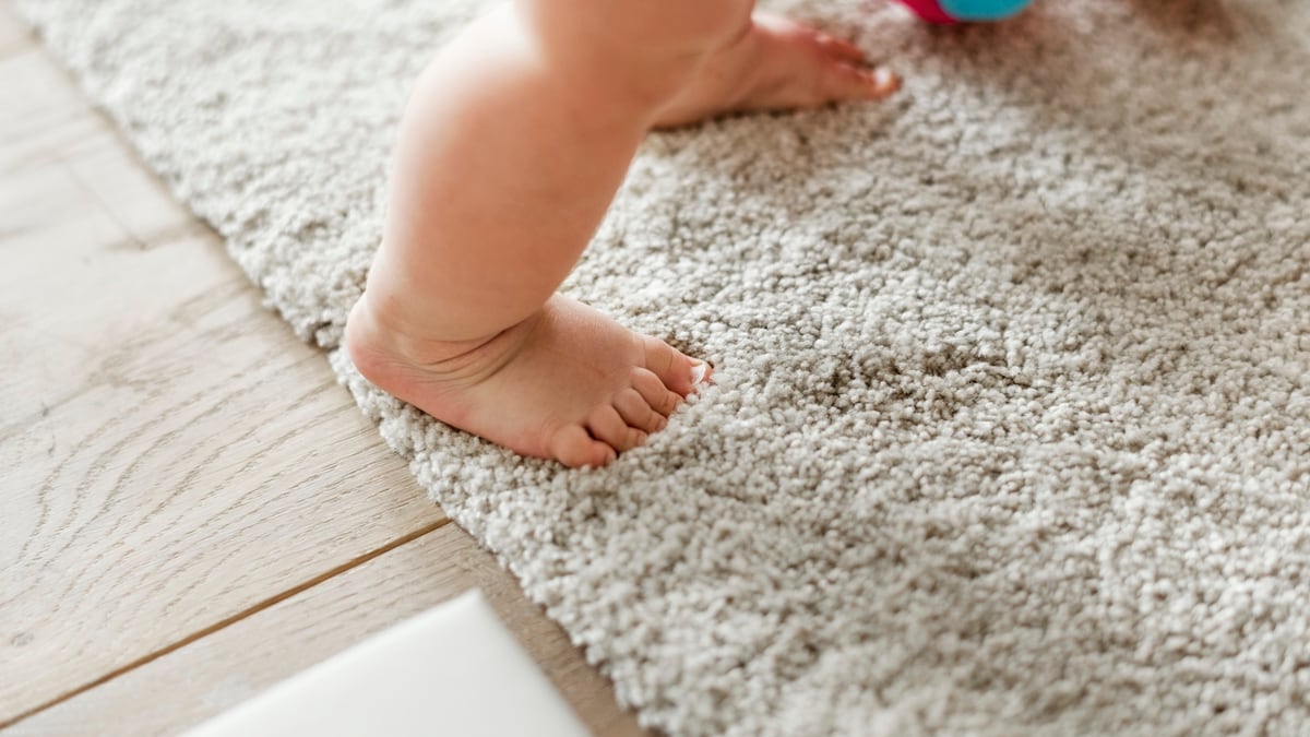 Câmera flagra os primeiros passos do bebê