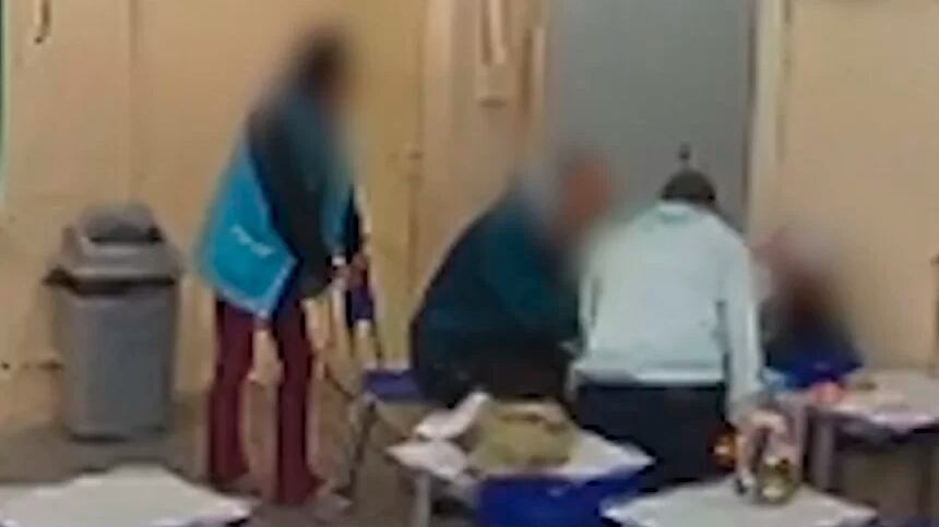 Imagens vazadas mostram a criança acuada por professor