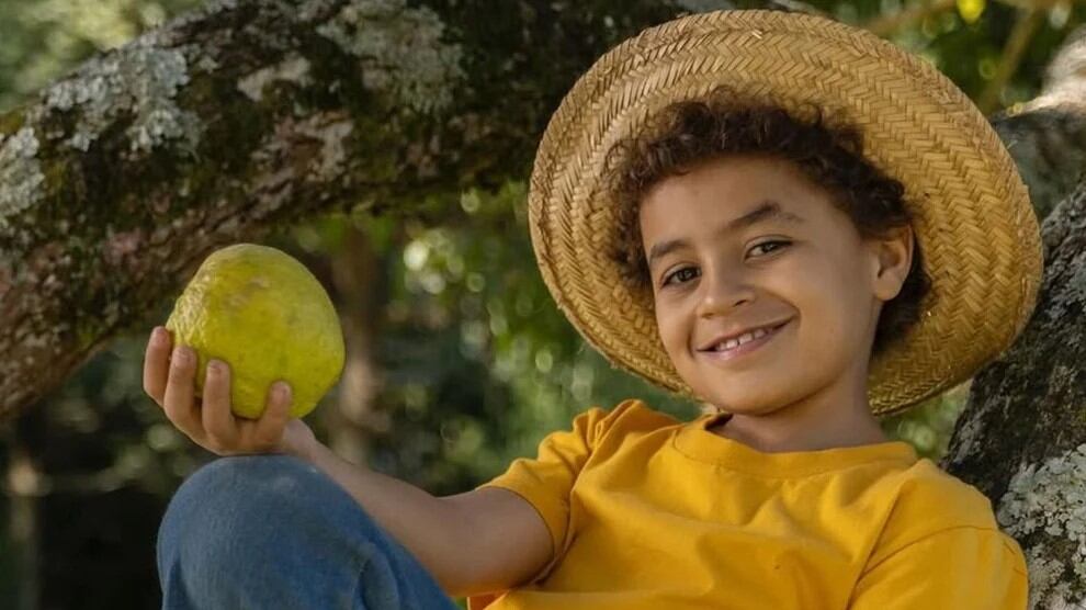 Após o filme Chico Bento e a Goiabeira Maraviósa, Isaac Amendoim estreia na TV Globo sendo o filho perdido de Candinho (Sergio Guizé) e Filó (Débora Nascimento) em Êta Mundo Melhor