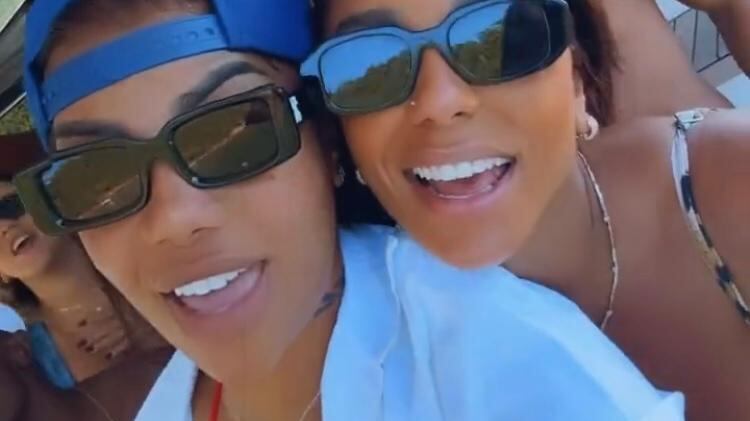 Ludmilla dança e canta ao lado de amigos e esposas