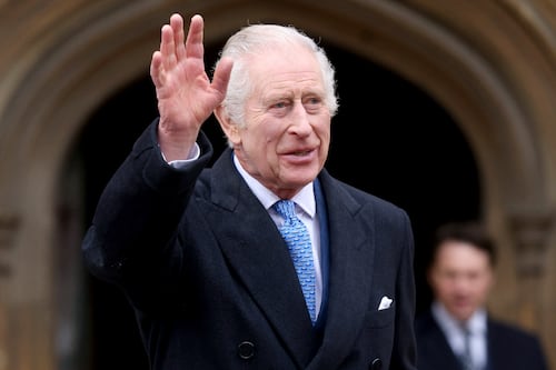 Rei Charles retoma seus compromissos em meio a rumores de preparativos para o seu funeral