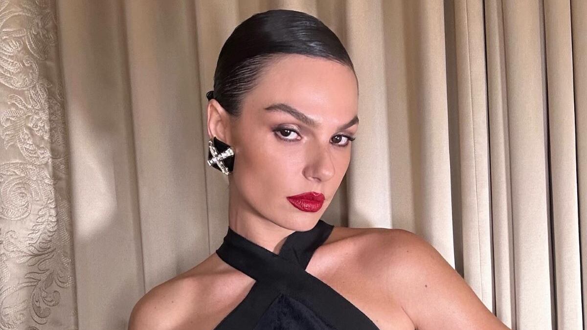 Isis Valverde sobe ao altar em 2025, com um vestido de noiva na linha boho