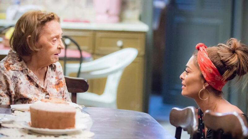 A Dona Do Pedaço: A personagem de Laura Cardoso ajuda Maria da Paz (Juliana Paes) em momentos difíceis