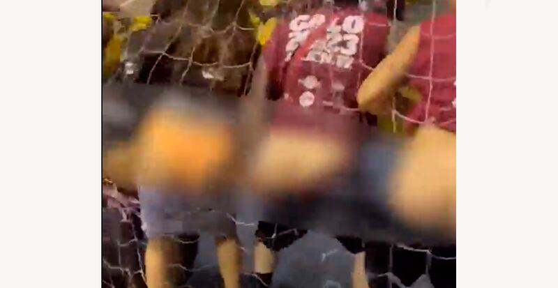 Alunos da faculdade adversária mostram as nádegas para provocar os concorrentes