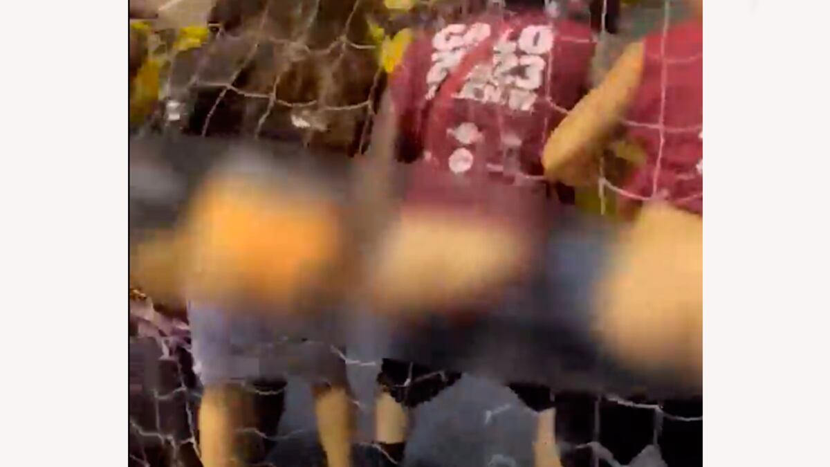 Alunos da faculdade adversária mostram as nádegas para provocar os concorrentes