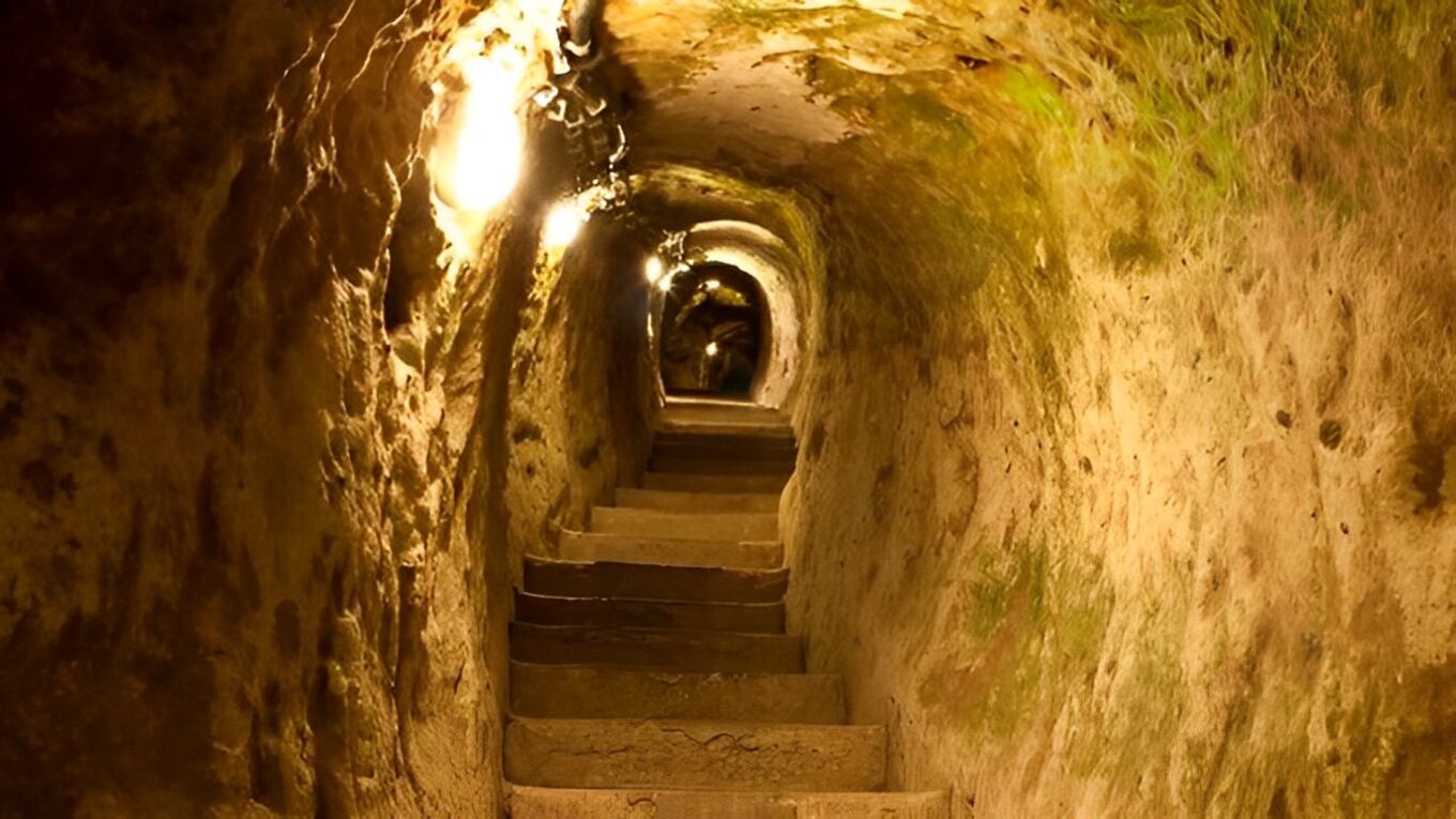 Homem descobre portal secreto para cidade subterrânea em sua casa