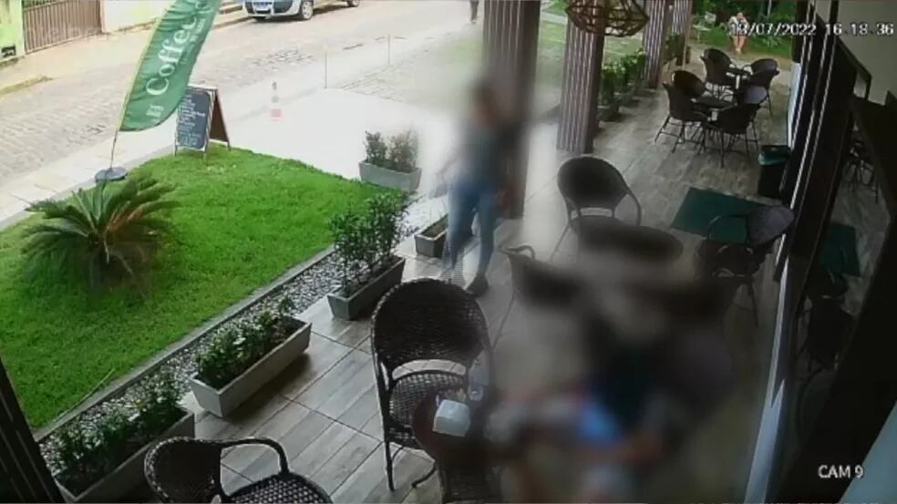 Turista mostra órgão genital para garçonete e é preso