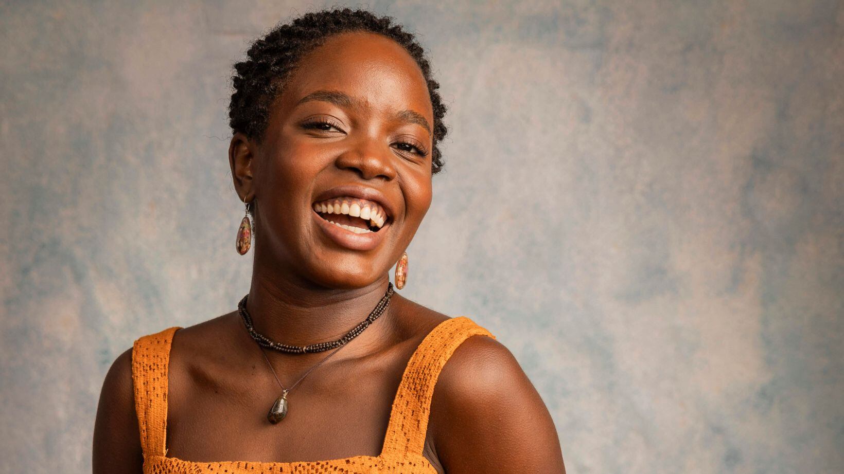 Sem saber do passado de Zefa, Caridade vai trabalhar no cabaré da novela No Rancho Fundo