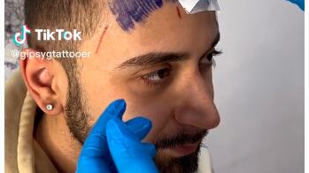 Italiano tatua franja na testa