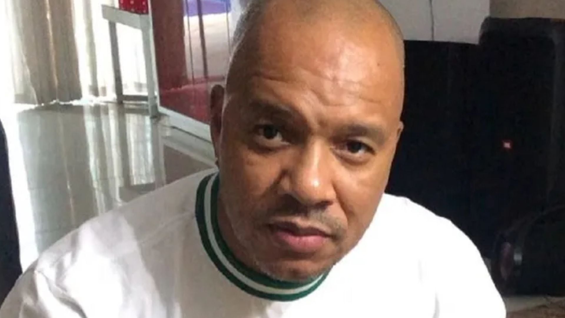 Anderson Leonardo, vocalista do Molejo, deixa o CTI e vai para o quarto