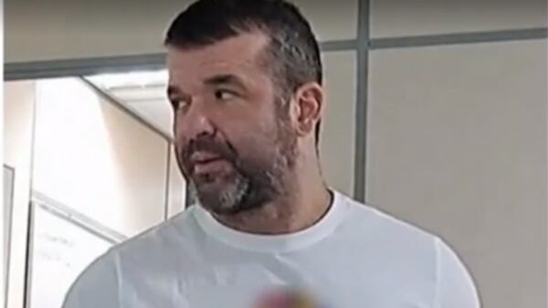 Empresário Thiago Brennand ao desembarcar em São Paulo