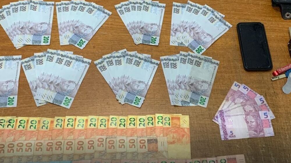 Trio flagrado com R$ 7,8 mil em notas falsas acaba preso