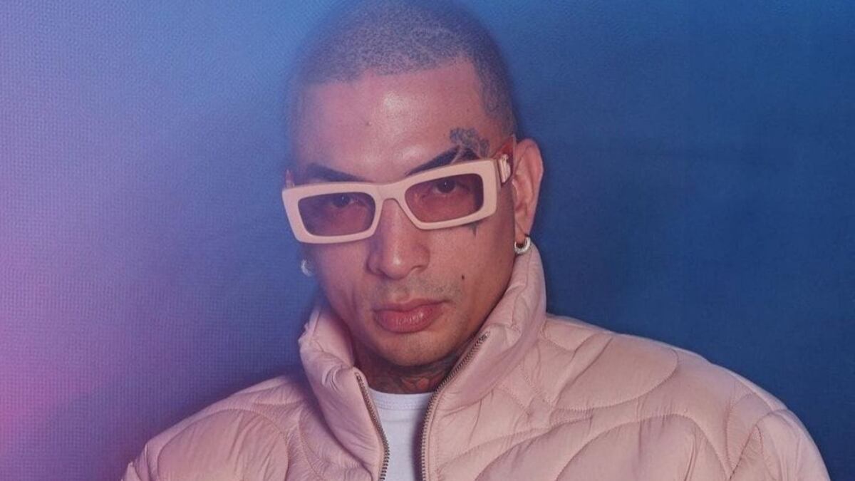 MC Guimê esquece das câmeras no BBB 23 e toma banho de cueca branca