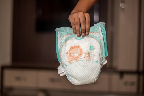 Pais são criticados após incidente com bebê deixar a tia da criança com as roupas sujas