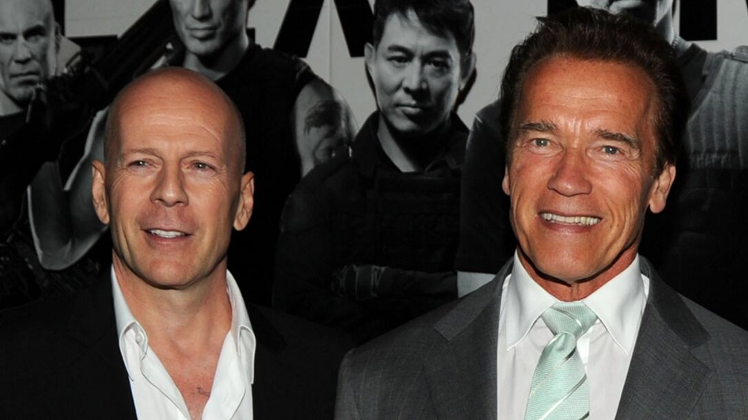 Bruce Willis e Arnold Schwarzenegger na estreia de "Os Mercenários", em 2010