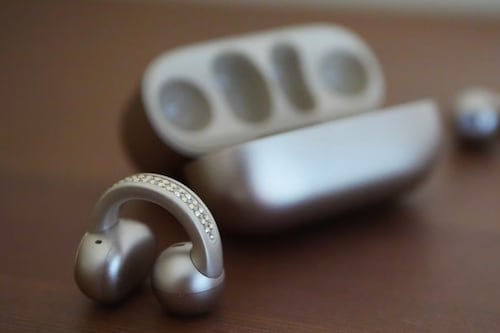 Moto Buds Loop: som de alta qualidade com strass! O acessório mais estiloso para seus ouvidos