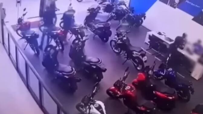 Um suspeito foi preso logo depois e uma moto foi recuperada