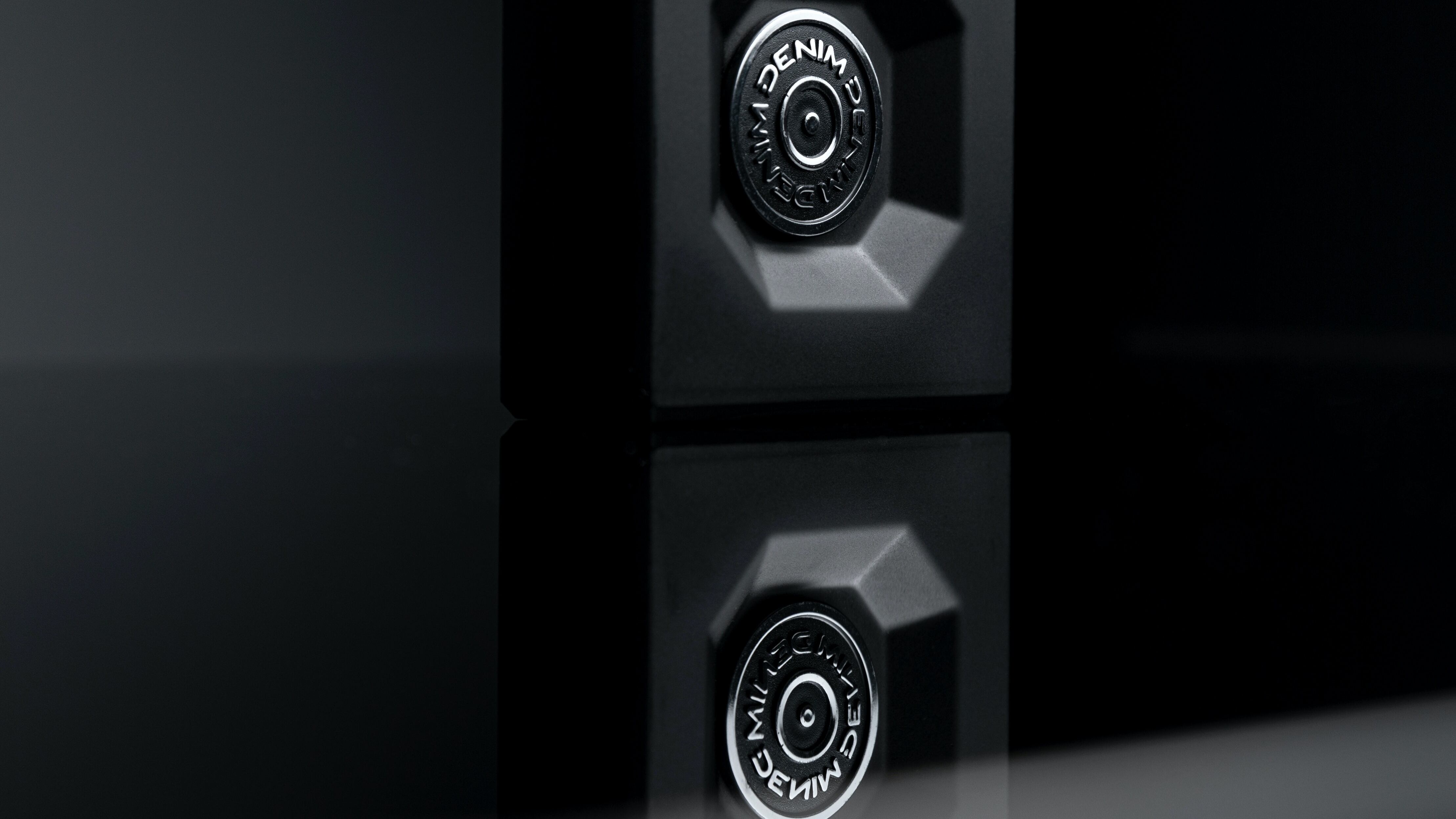 Frasco de perfume preto