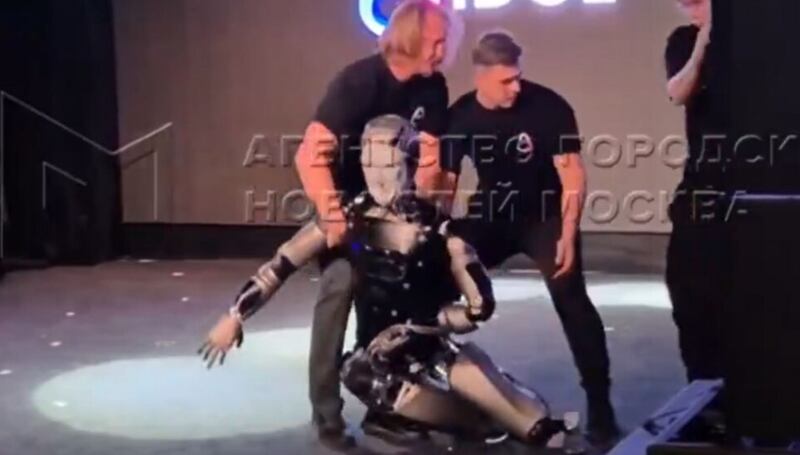 AIDOL - Robot Ruso - Captura YouTube