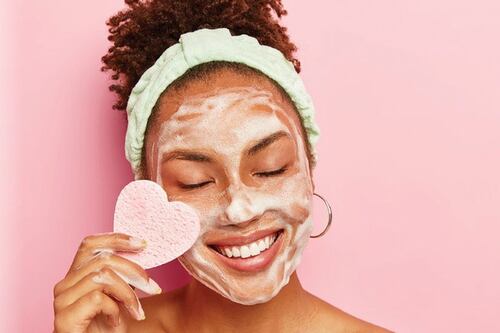 O passo indispensável na sua rotina de skincare que você provavelmente está fazendo errado