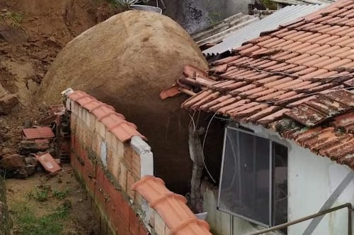Casa é destruída por pedra gigante que deslizou de morro durante forte chuva, no interior de SP