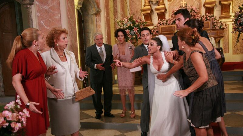 Paraíso Tropical: Gustavo (Marco Ricca) pede desculpas a Gilda (Luli Miller) e sai correndo da igreja