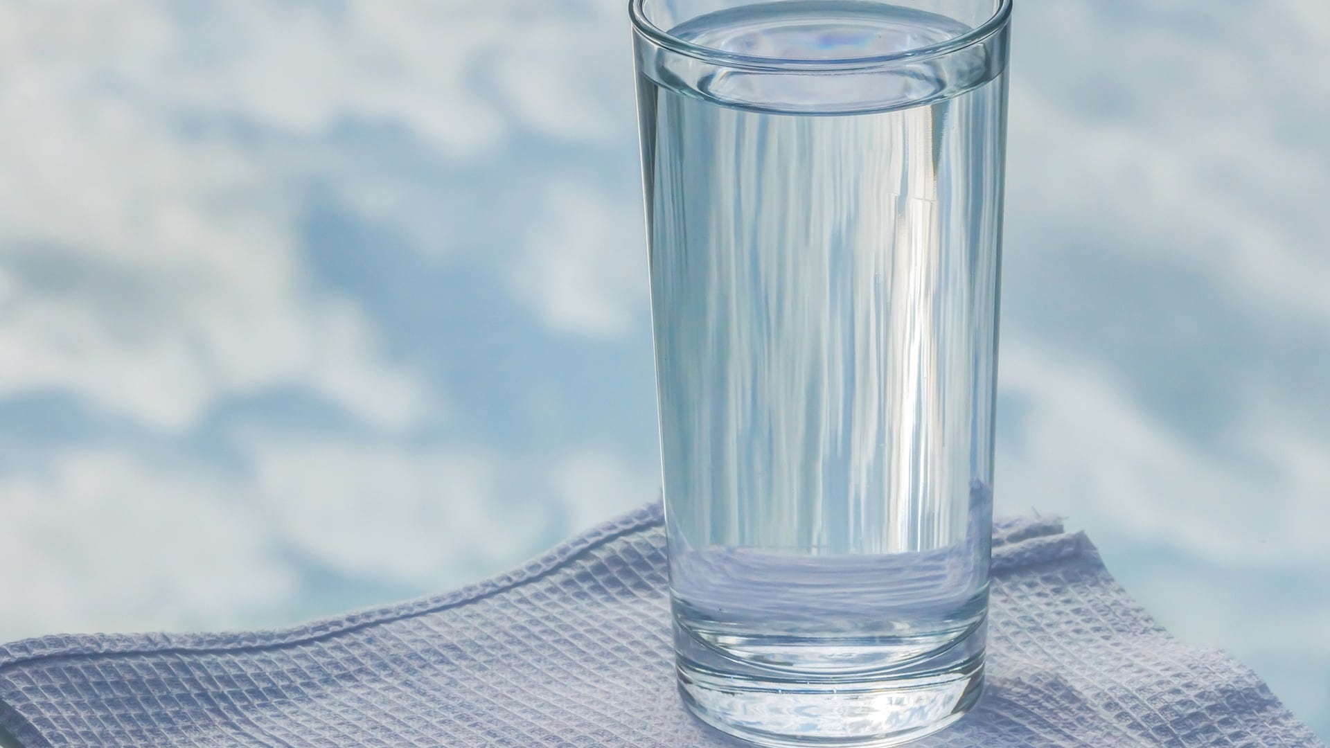 8 benefícios da água e as técnicas para se hidratar melhor