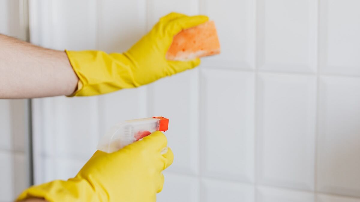 Misturinha caseira com amaciante que vai deixar o box do seu banheiro impecável