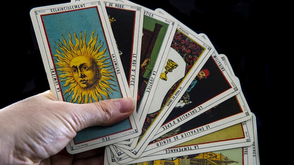 A forma como Sagitário, Capricórnio, Aquário e Peixes fecham o domingo (19) e abrem a semana, de acordo com o tarot