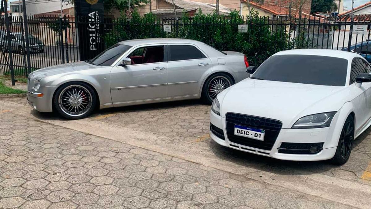 Carros de luxo apreendidos no interior de São Paulo