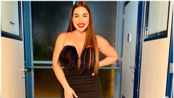 Cantora Naiara Azevedo posa para foto