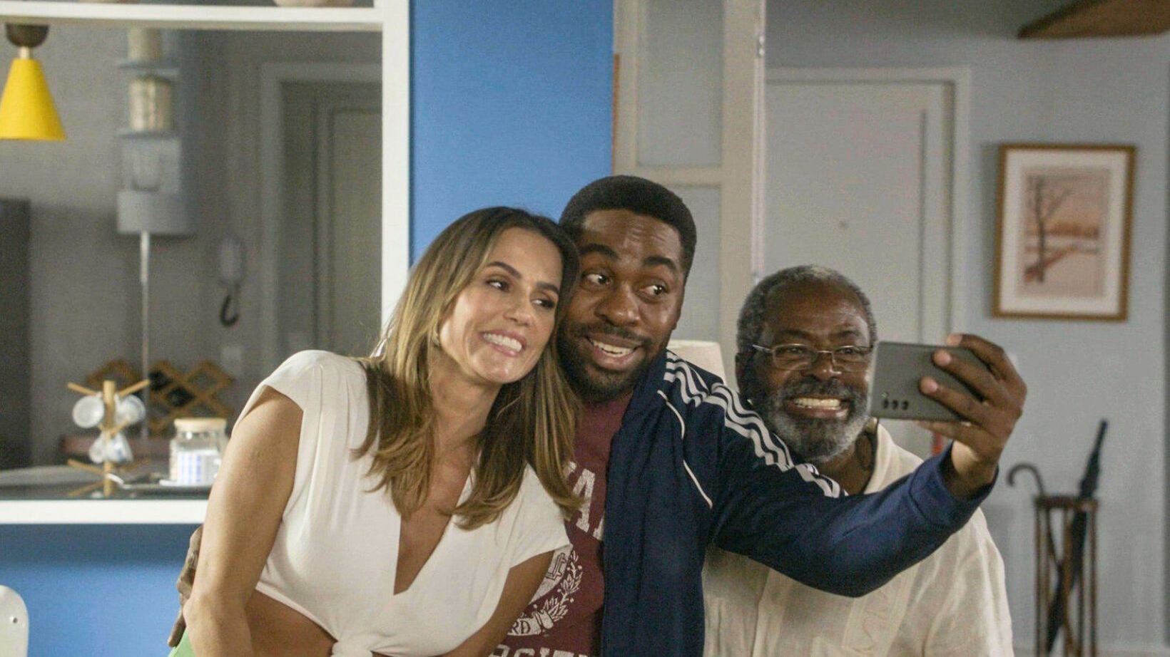 Remake de Elas por Elas: Lara (Deborah Secco), Mário (Lázaro Ramos) e Evilásio (Cosme dos Santos)