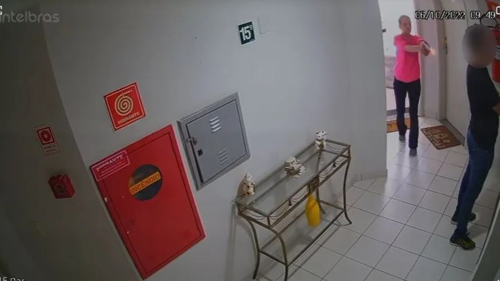 Mulher atira em namorado pelas costas em SP