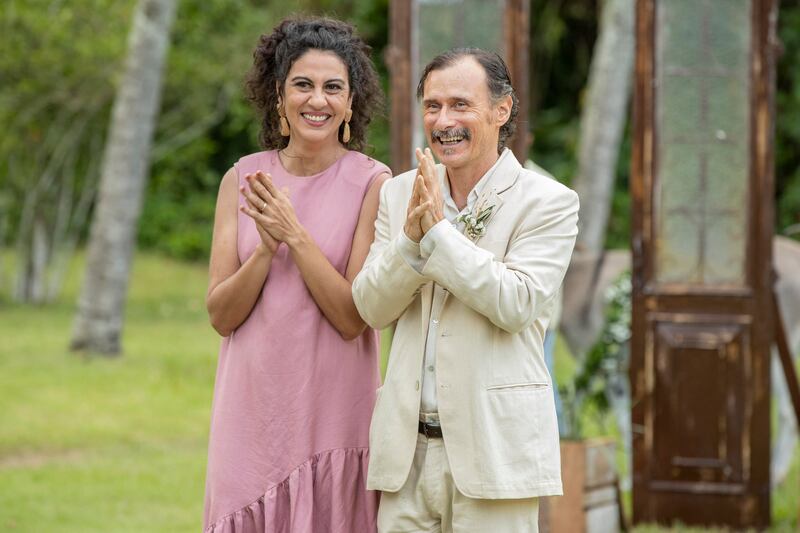 Em "Mar do Sertão", Timbó (Enrique Diaz) e Tereza (Clarissa Pinheiro) são convidados para o casamento de Candoca (Isadora Cruz) e José (Sergio Guizé)