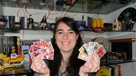 Colecionadora sortuda encontra 10 figurinhas raras de uma vez e viraliza