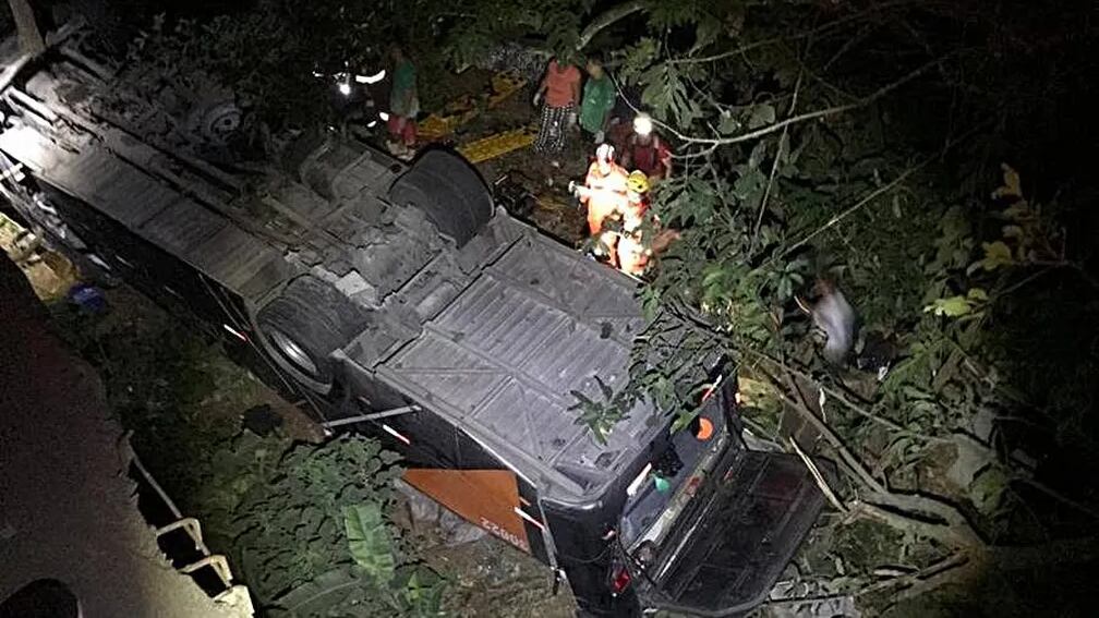 Ônibus com time de futebol cai de ponte e deixa 4 mortos