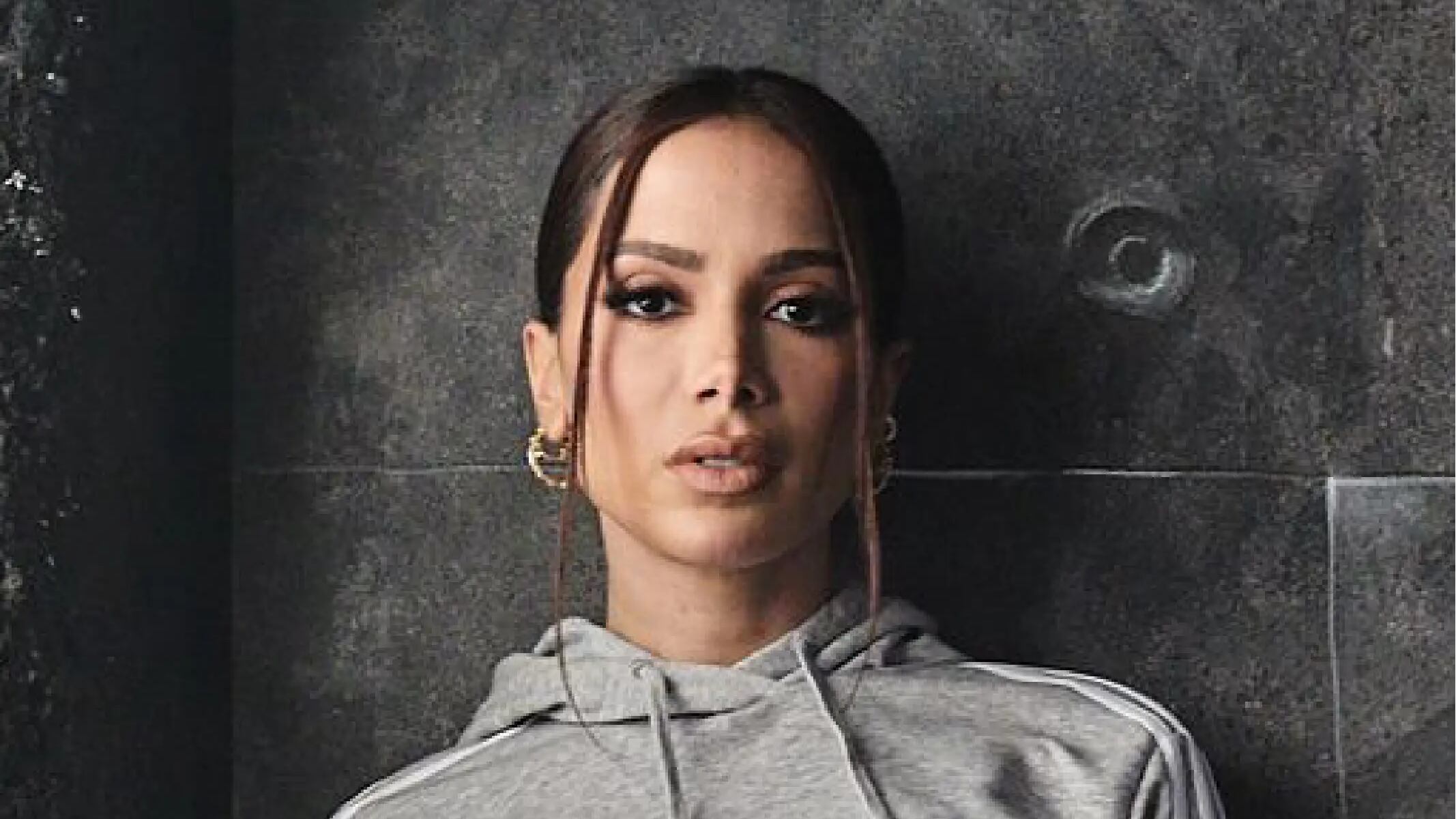 Anitta choca ao simular sexo oral em clipe
