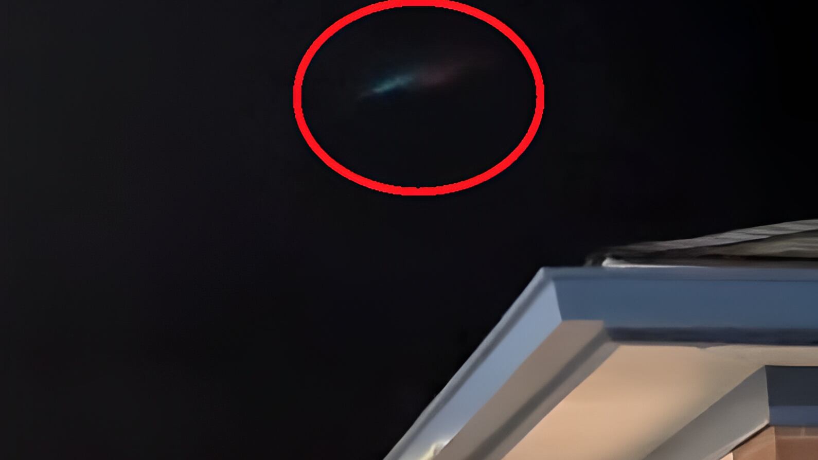 Estudantes flagram suposto OVNI e situação causa alvoroço e gritaria; veja vídeo