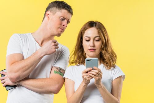 Ele desconfia de você? Isso é o que significa quando seu parceiro demonstra muito ciúme