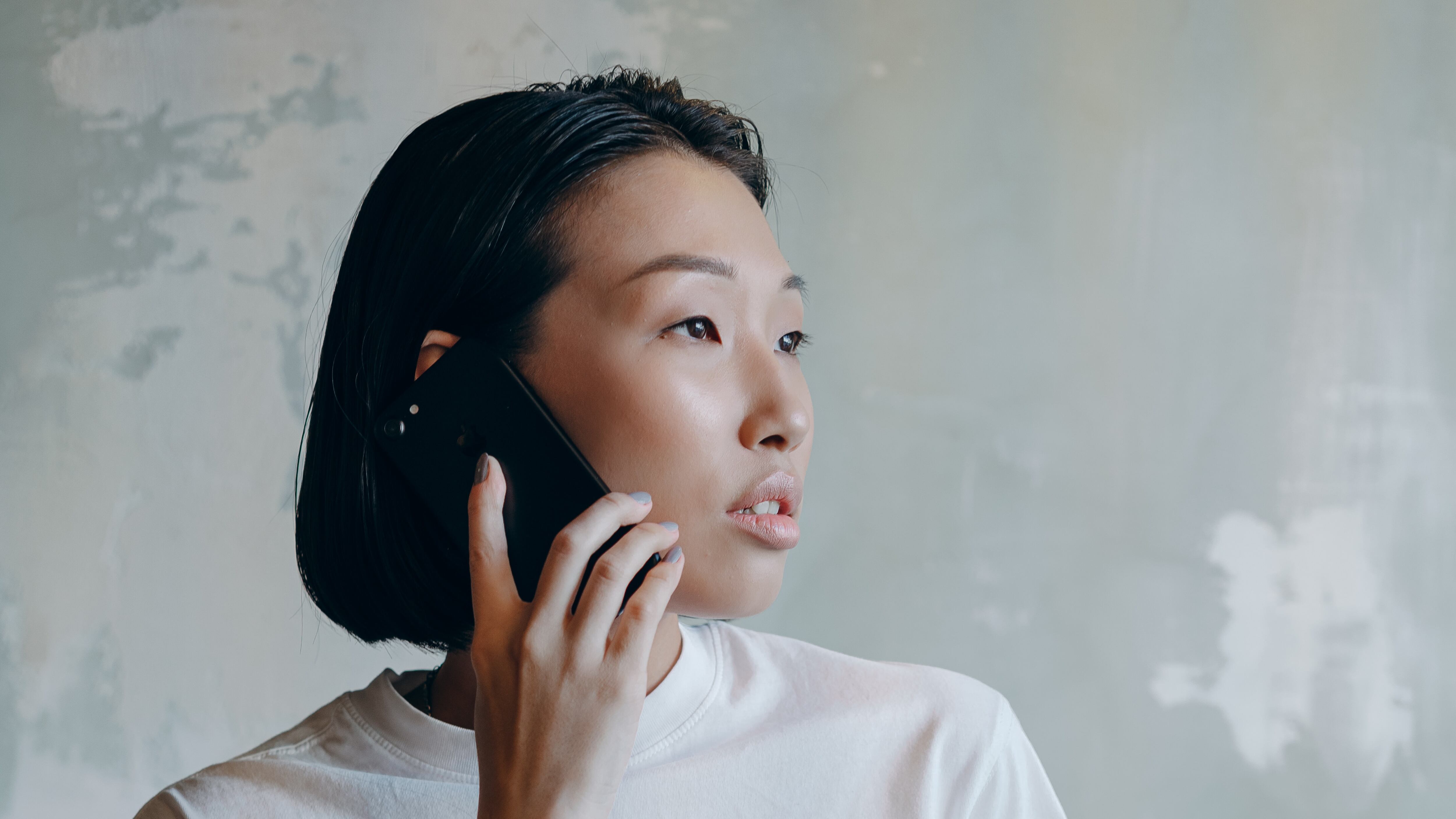 Mulher asiática falando no celular