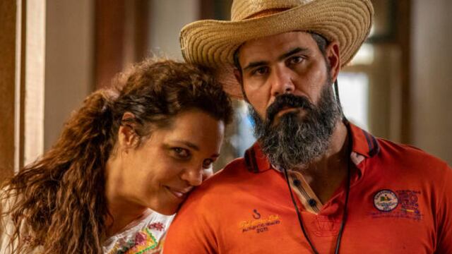 Em "Pantanal", Alcides (Juliano Cazarré) fica com ciúmes ao ver Maria (Isabel Teixeira) chorar a morte de Tenório (Murilo Benício)