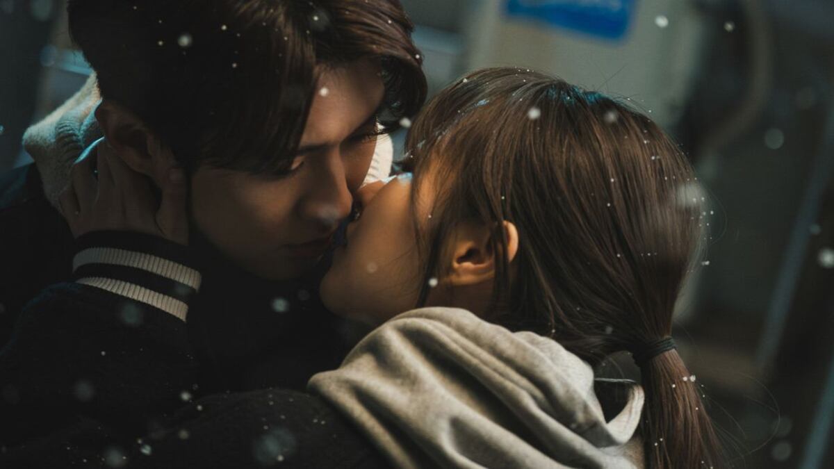 Escena de la serie 'Luces, cámara, ¡amor!'