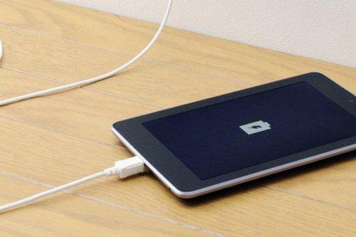 União Europeia: por que as baterias dos telefones deverão ser removíveis a partir de 2027?