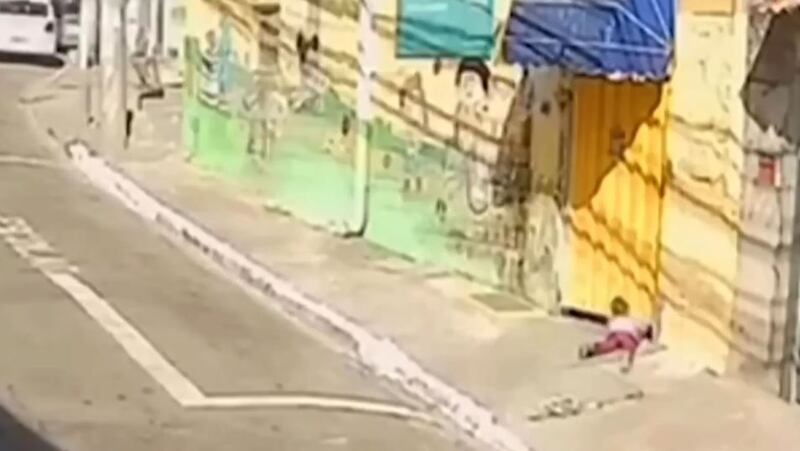 Imagens mostram a fuga da criança pelo portão da creche.