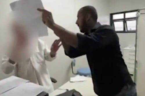 Vídeo: médico foi preso por acusações de crime sexual, mas antes recebeu a visita de marido de paciente