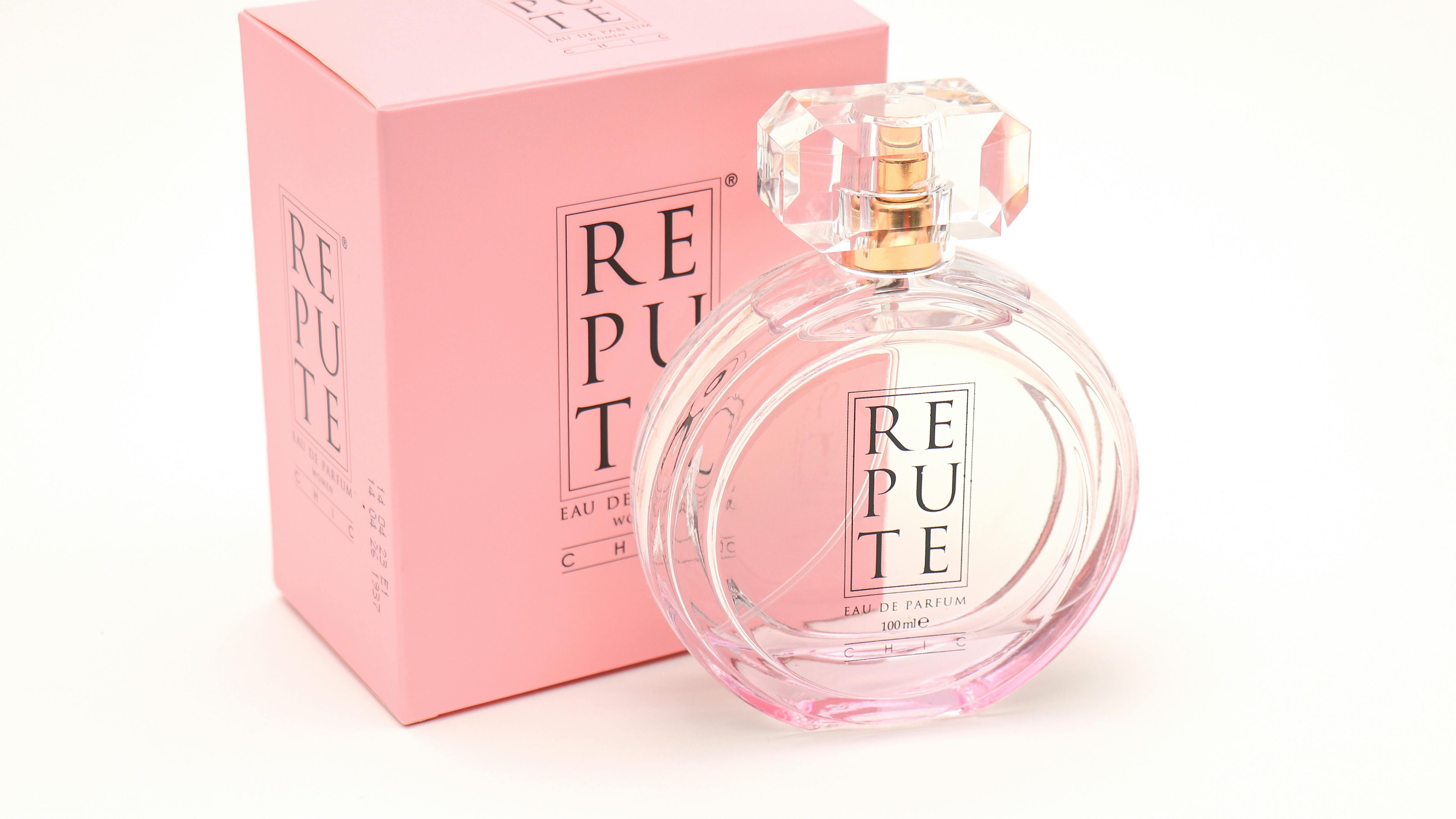 Frasco de perfume rosa